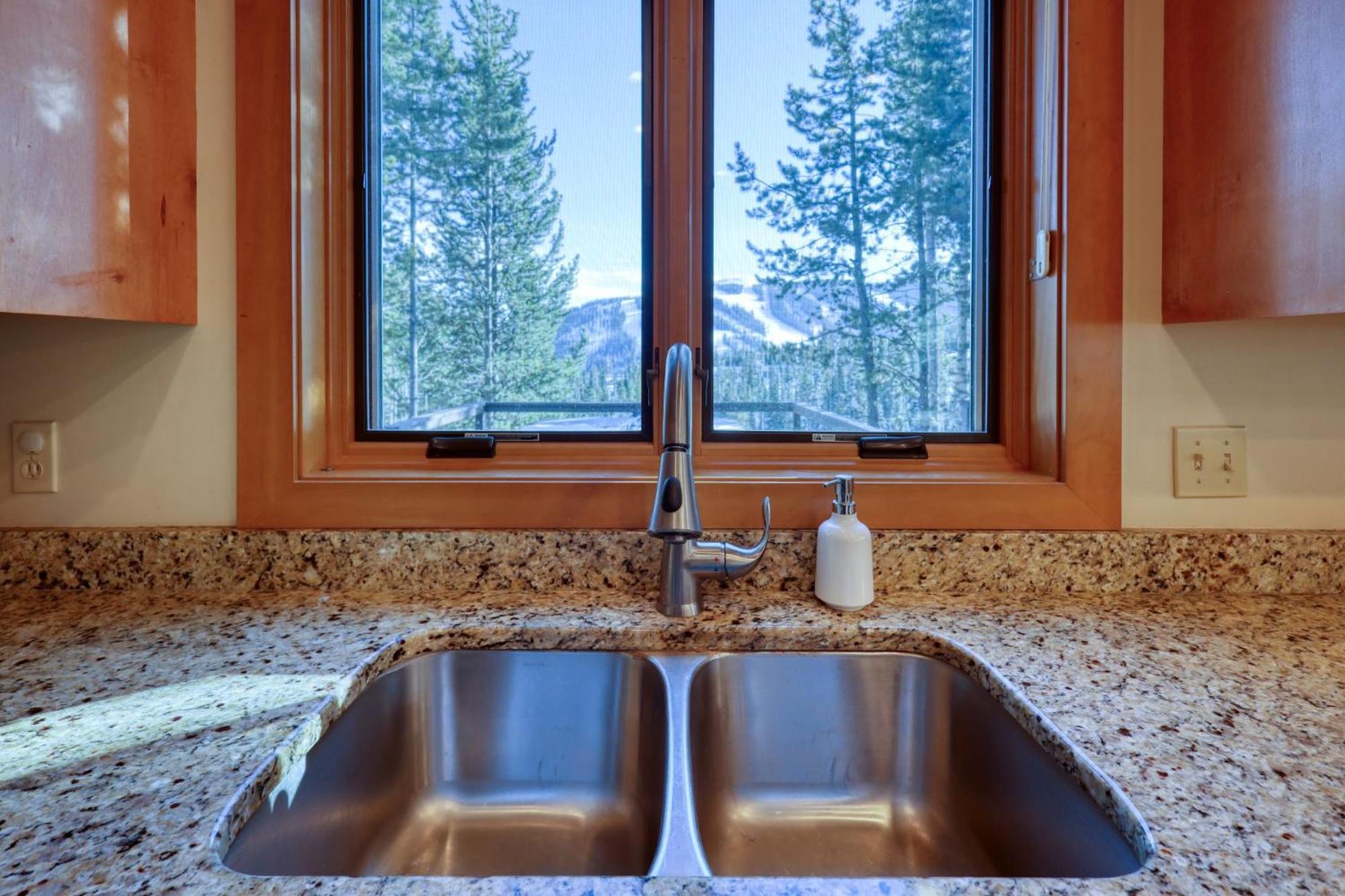 Rising Bull Lodge Big Sky Exterior photo